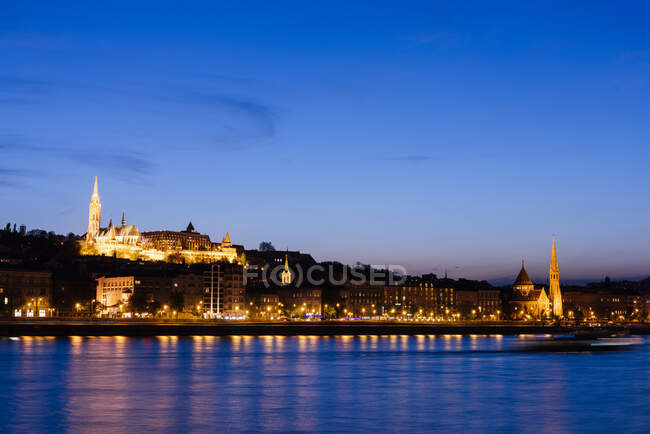 Río Buda y Danubio por la noche, Budapest, Hungría - foto de stock