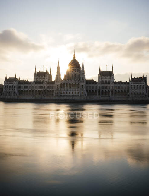 Sonnenaufgang hinter dem ungarischen Parlamentsgebäude & Donau — Stockfoto