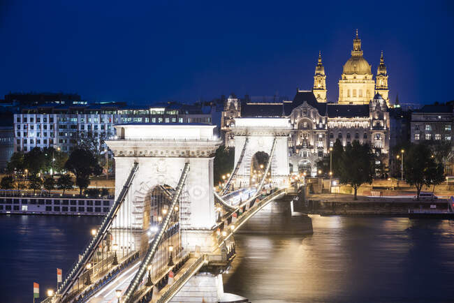 Vue sur le Danube et le pont de la chaîne la nuit, Budapest, Hungar — Photo de stock