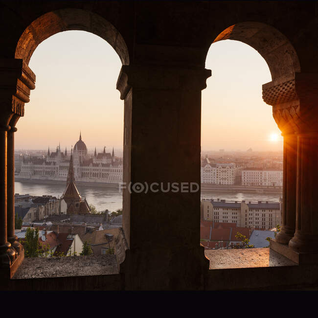 Veduta dal Bastione dei Pescatori sul Danubio e il parlamento ungherese — Foto stock
