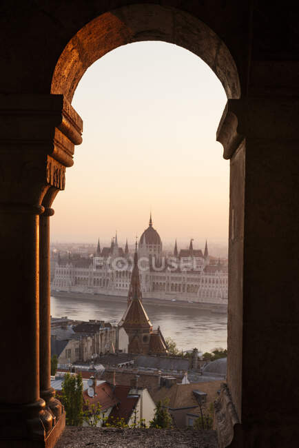 Blick von der Fischerbastei auf die Donau und das ungarische Parlament — Stockfoto