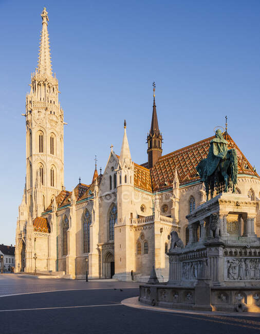 Außenansicht der Matthiaskirche im Morgengrauen, Fischerbastei, Budapest — Stockfoto