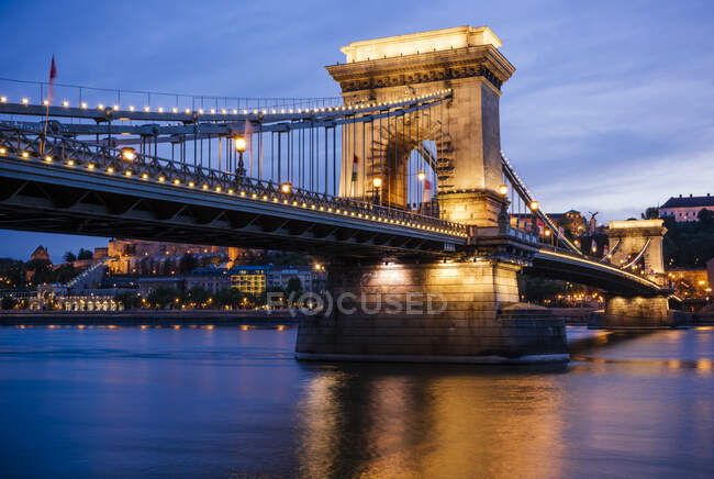Vue sur le Danube du pont à chaînes et du château de Buda la nuit, — Photo de stock