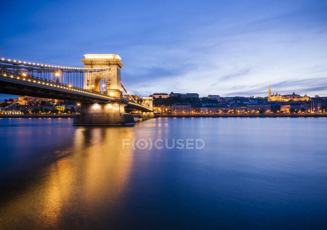 Blick über die Donau auf die Kettenbrücke und die Budaer Burg bei Nacht, — Stockfoto