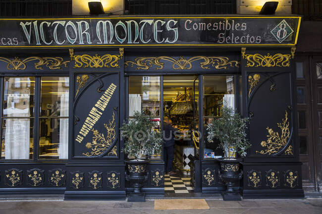 Frente a un restaurante adornado, Bilbao, España - foto de stock