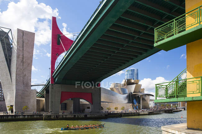 Unterhalb der Brücke La Salve und des Guggenheim-Museums vom Flussufer — Stockfoto