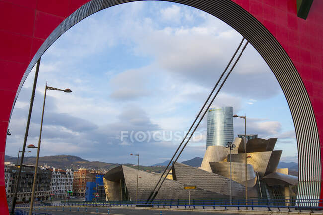 Veduta attraverso l'arco del ponte Salve del Museo Guggenheim, Bilbao — Foto stock