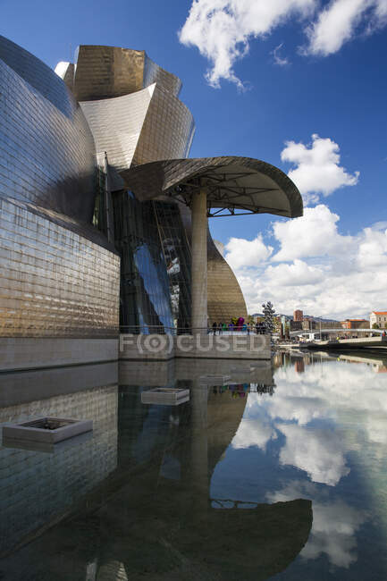 Музей Гуггенхайма и отражение в воде, Бильбао, Испания — стоковое фото