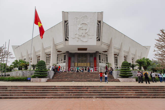 Ho Chi Minh Mausoleo e bandiera vietnamita, Hanoi, Vietnam — Foto stock