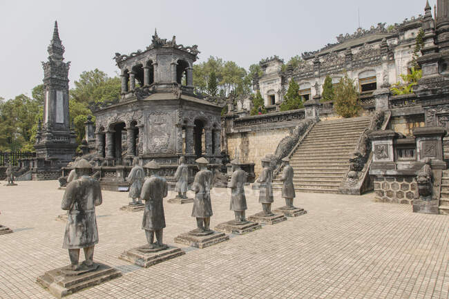 Ряд статуй в гробнице Мин Ман, Хюэ, Вьетнам — стоковое фото