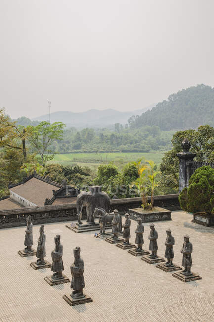 Ряды статуй в гробнице Мин Ман, Хюэ, Вьетнам — стоковое фото