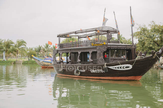 Barco tradicional en el río, Vietnam - foto de stock