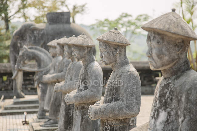Крупный план ряда статуй в гробнице Мин Ман, Хюэ, Вьетнам — стоковое фото