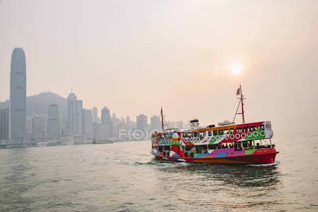 Звездный паром, пересекающий гавань Виктория, Гонконг, Китай — стоковое фото