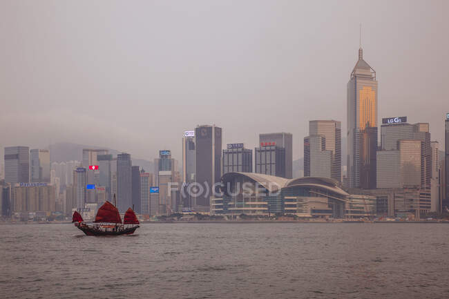 Basura china cruzando el puerto de Victoria, Hong Kong, China - foto de stock