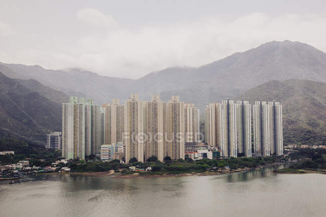 Tours de logements sociaux sur l'île de Lantau, Hong Kong, Chine — Photo de stock