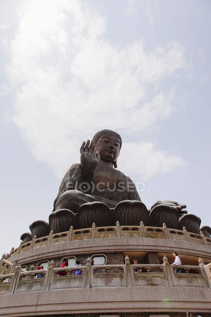 Vue en angle bas du Bouddha Tian Tan, île de Lantau, Hong Kong, Chi — Photo de stock