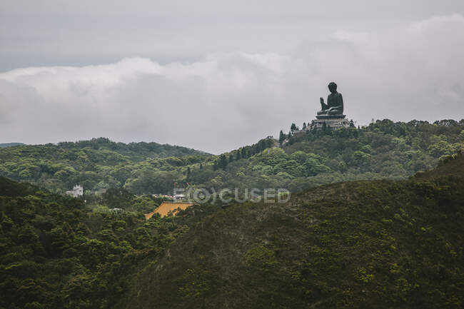 Vista elevada del Buda de Tian Tan, Isla Lantau, Hong Kong, China - foto de stock