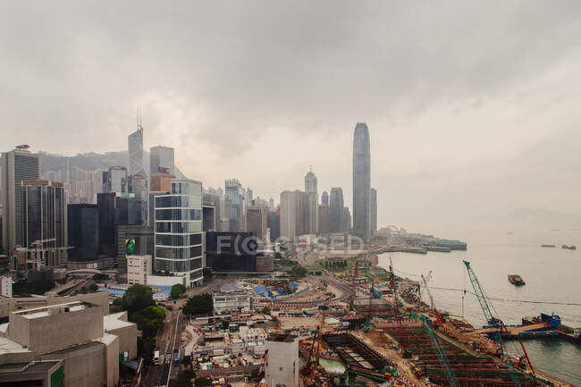 Vista de alto ângulo de guindastes de construção no porto de Victoria — Fotografia de Stock