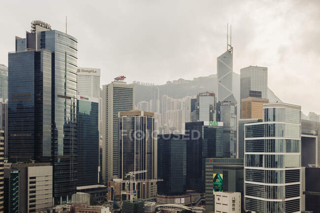 Erhöhter Blick auf Wolkenkratzer, Innenstadt Hongkongs, China — Stockfoto