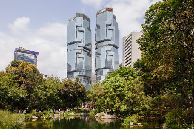 Vista del parque y el Lippo Centre, Hong Kong, China - foto de stock