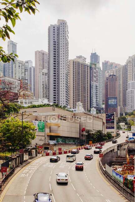 Stadtbild mit Bussen und Wolkenkratzern, Hongkong, China — Stockfoto