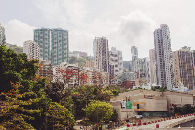 Paisaje urbano con rascacielos, Hong Kong, China - foto de stock