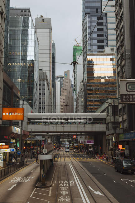 Vistas al paisaje urbano desde el tranvía, el centro de Hong Kong, China - foto de stock