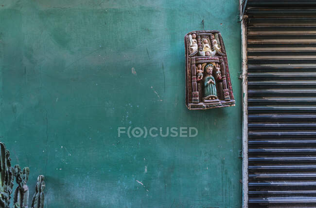 Religiöse Wand hängt an bunter Wand, Tijuana, Baja California — Stockfoto