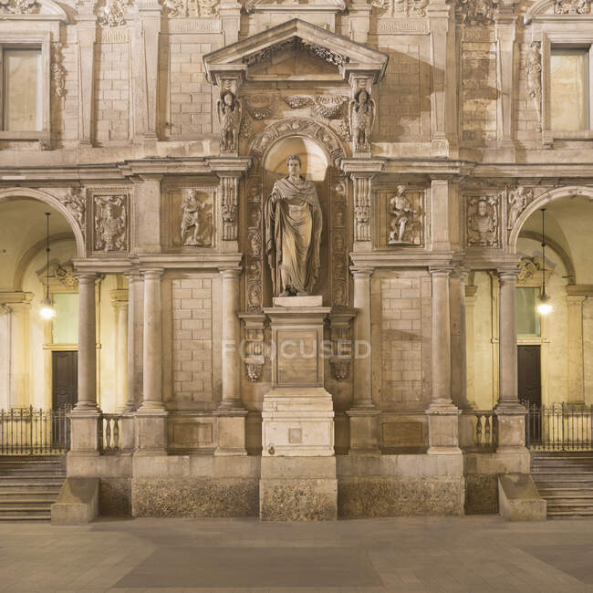 Statua di Sant'Ambrogio (Aurelio Ambrosio), Vescovo di Milano in Italia — Foto stock