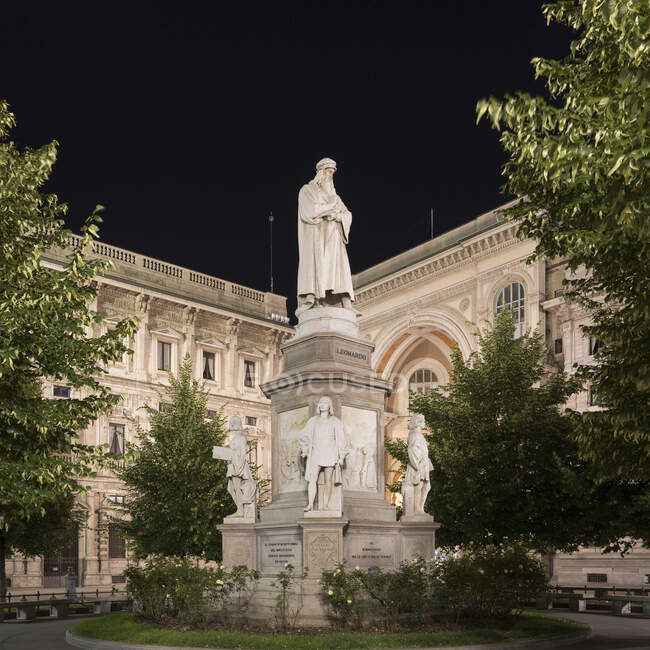 Statue de Léonard de Vinci sur la Piazza della Scala, Milan, Italie — Photo de stock