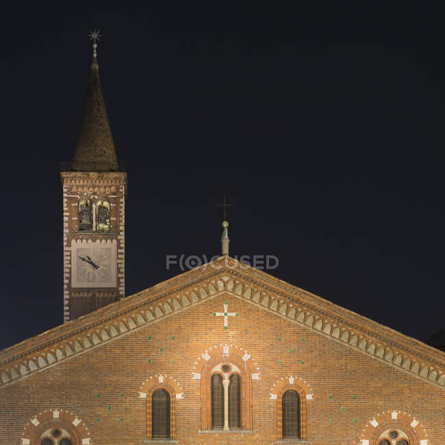 Basilica of Sant'Ambrogio (Basilica di Sant'Ambrogio), Milan, Italy — Stock Photo