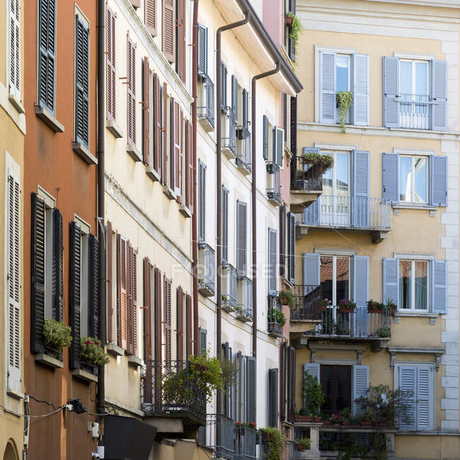 Außenansichten von Gebäuden in Mailand, Italien — Stockfoto