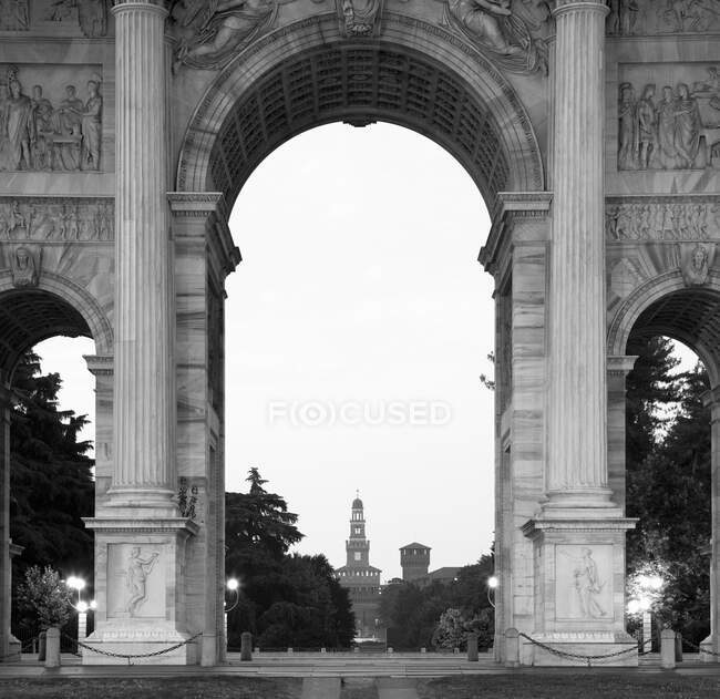 Vista de Arco della Pace (Arco da Paz) para o Castelo de Sforza — Fotografia de Stock