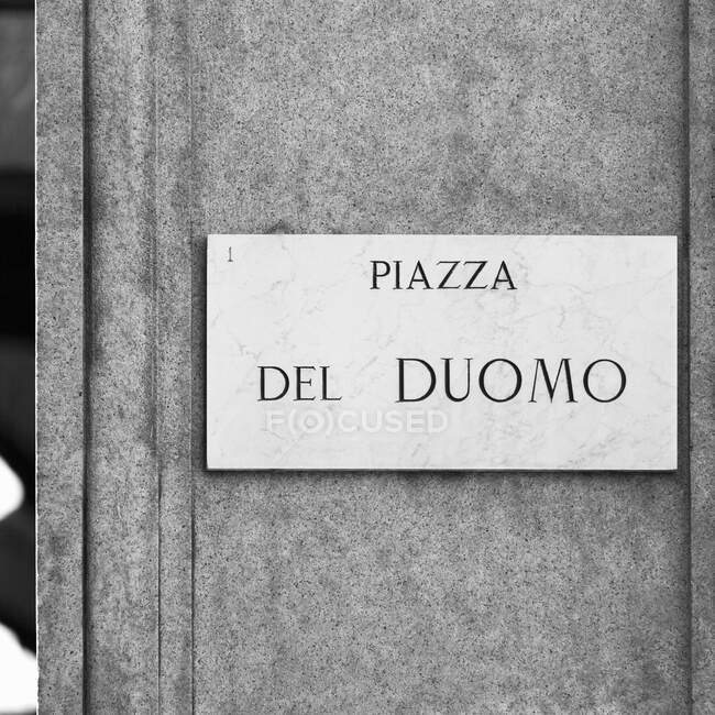 Piazza del Duomo, площа за межами Міланського собору — стокове фото