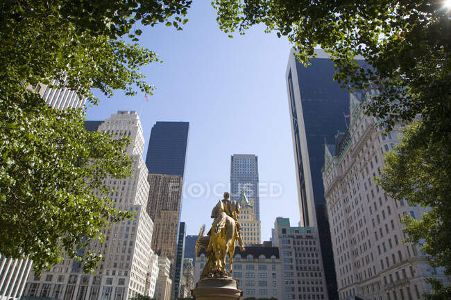 Grand Army Plaza with the gilded equestrian statue — Stock Photo