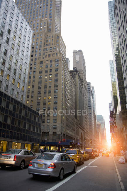 В Нью-Йорке, штат Нью-Йорк, США, движение на дороге на закате — стоковое фото