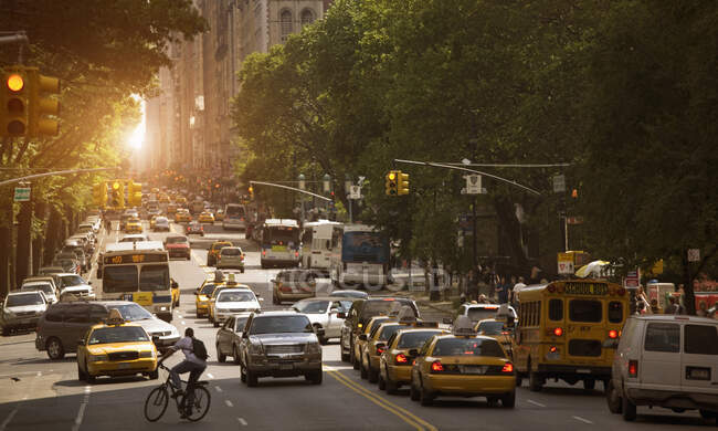 Tráfego rodoviário ao pôr do sol, Nova Iorque, Nova Iorque, EUA — Fotografia de Stock