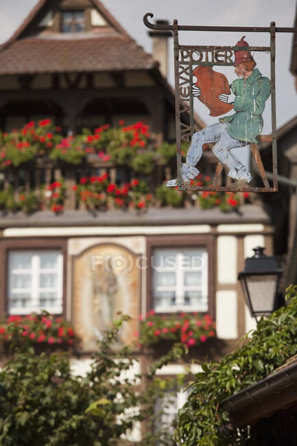 Бізнес-підпис і середньовічний будинок на задньому плані, Кайсерсберг, — стокове фото
