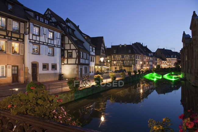 Casas medievales a lo largo del canal por la noche, Colmar, Alsacia, Francia - foto de stock
