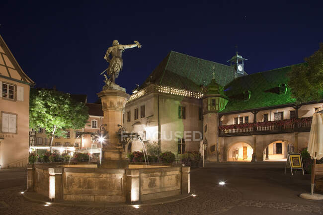 Estátua, Colmar, Alsácia, França. Rota do Vinho da Alsácia — Fotografia de Stock