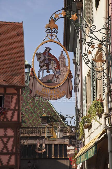 Signage of Hotel, Colmar, Alsácia, França. Rota do Vinho da Alsácia — Fotografia de Stock