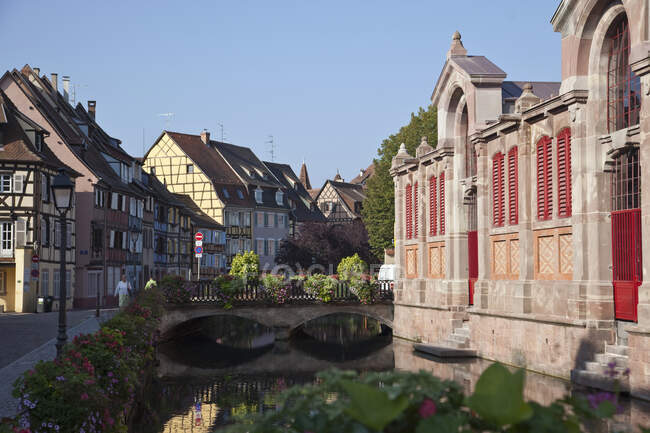 Case medievali e mercato lungo il canale, Colmar, Alsazia, Francia — Foto stock