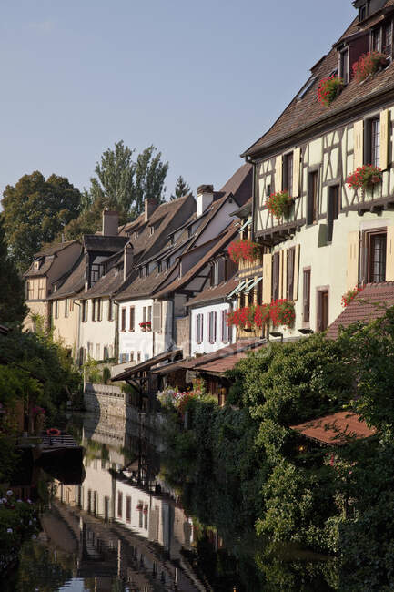 Maisons médiévales le long du canal, Colmar, Alsace, France — Photo de stock