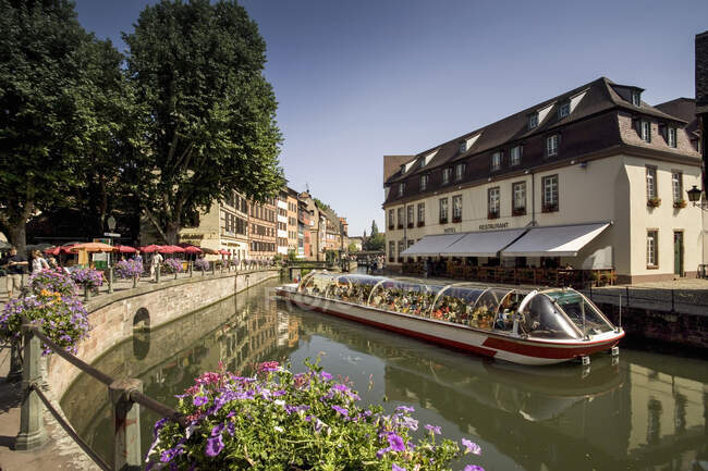 Canal boat ferrying tourists on canal, Strasbourg, France — Stock Photo