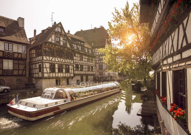Канал катер перевозит туристов по каналу, Страсбург, Франция — стоковое фото