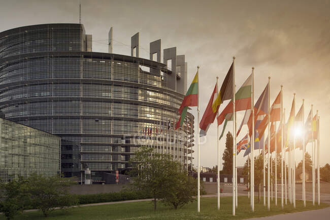 Banderas de los Estados miembros, Parlamento Europeo en segundo plano, Estrasburgo - foto de stock