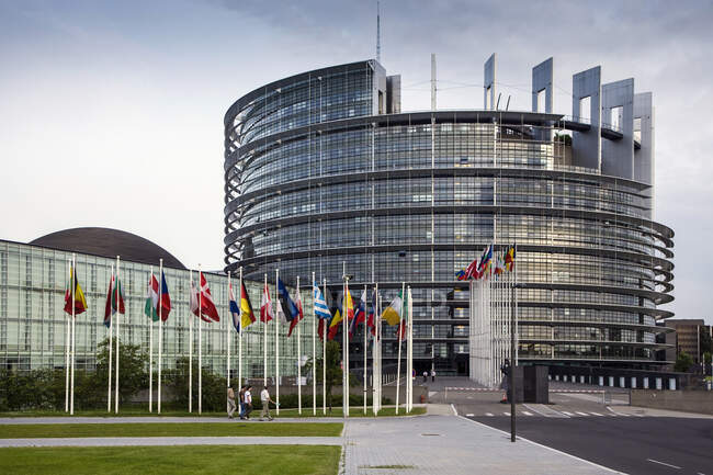 Drapeaux des États membres, Parlement européen en arrière-plan, Strasbourg — Photo de stock