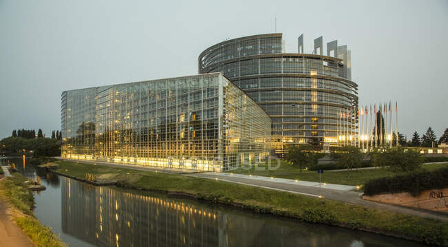 Parlamento Europeo por la noche, Estrasburgo, Francia - foto de stock
