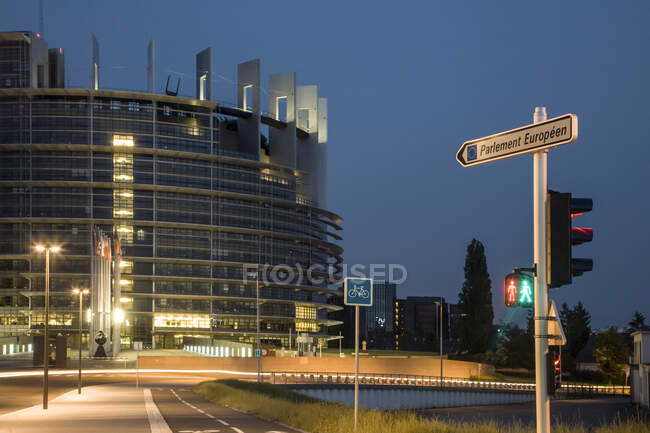 Parlamento europeo di notte, Strasburgo, Francia — Foto stock